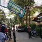 Bawaslu Jaksel menurunkan sejumlah spanduk kampanye caleg.