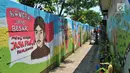 Kondisi sebuah gang yang dihiasi warna-warni mural di Kelurahan Rorotan, Jakarta, Kamis (29/3). Gang Bulak I yang terletak di RW 13 Kelurahan Rorotan tersebut kini lebih dikenal dengan sebutan 'Gang Mural'. (Merdeka.com/Iqbal S Nugroho)