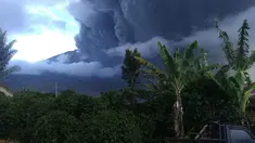 Foto yang diambil dan dirilis Badan Nasional Penanggulangan Bencana (BNPB) pada 7 Mei 2019 menunjukkan aktivitas Gunung Sinabung yang kembali memuntahkan abu vulkanik tebal, saat dipantau dari wilayah Karo. (AFP Photo/Handout /BNBP)