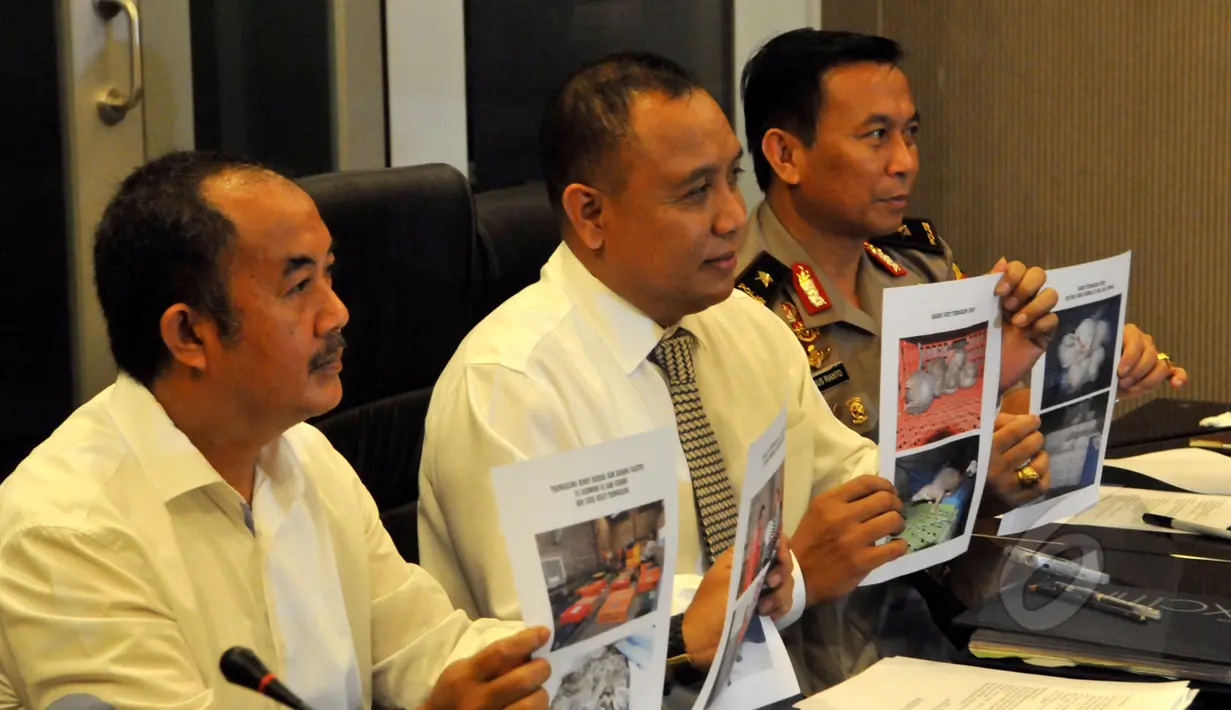 Polisi berhasil mengungkap jual beli satwa langka berupa trenggiling senilai Rp. 23 miliar di Deli, Medan, serta menyita barang bukti trenggiling hidup sebanyak 96 ekor di Bareskrim Mabes Polri, Jakarta, Senin (27/042015). (Liputan6.com/Andrian M Tunay)