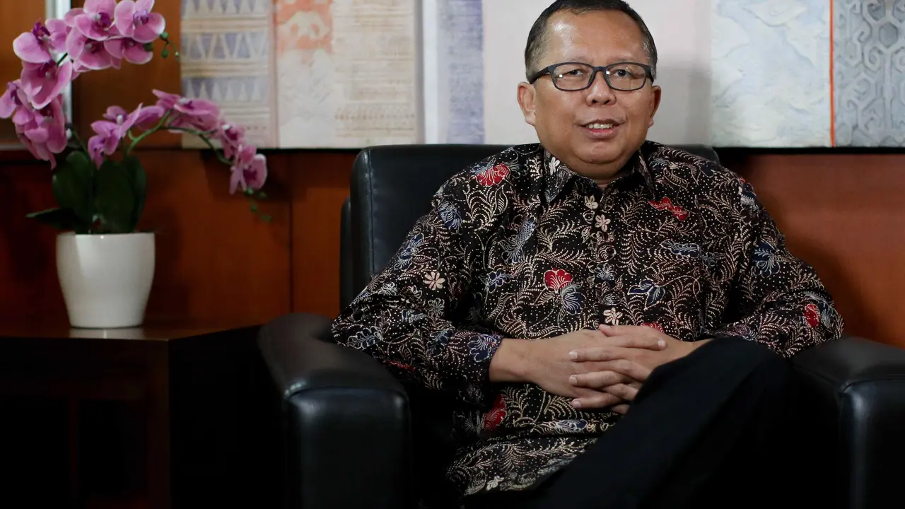 Presiden Joko Widodo alias Jokowi melantik Arsul Sani sebagai Hakim Mahkamah Konstitusi (MK) di Istana Negara, Jakarta pada hari ini, Kamis (18/1/2024).