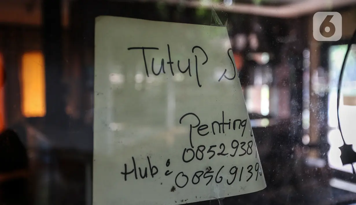 Kios yang tutup di Pasar Seni Ancol, Jakarta, Selasa (10/11/2020). Pandemi Covid-19 telah mengubah berbagai aspek kehidupan manusia, termasuk dunia seni. Tempat yang dulunya selalu ramai dengan Pecinta seni ataupun wisatawan kini sepi, bahkan kios - kios didalamnya  tutup. (Liputan6.com/Johan Tallo)