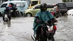 Sejumlah kendaraan bermotor nekat melintasi Jalan Matraman, Jakarta,  yang digenangi air, Sabtu (27/12/2014). (Liputan6.com/Miftahul Hayat)