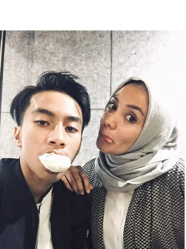 6 Potret Enno Lerian dan Putra Sulungnya, Bak Kakak Adik