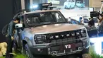 Seorang pengunjung mengamati Jetour T2 buatan pabrikan mobil China Chery saat Gaikindo Jakarta Auto Week (GJAW) 2025 di Tangerang, Banten, Jumat 21 November 2025. Pameran otomotif Gaikindo Jakarta Auto Week (GJAW) 2025 resmi dimulai pada hari ini, Jumat (21/11/2025). (AP Photo/Tatan Syuflana)