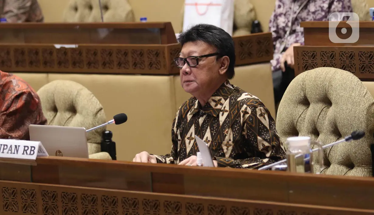 MenPAN-RB Tjahjo Kumolo mengikuti rapat kerja bersama Komisi II DPR di Komplek Parlemen, Jakarta, Kamis (8/4/2021). Dalam rapat tersebut membahas mengenai pandangan pemerintah atas penjelasan DPR terkait RUU tentang ASN serta pembentukan Panja RUU tersebut. (Liputan6.com/Angga Yuniar)