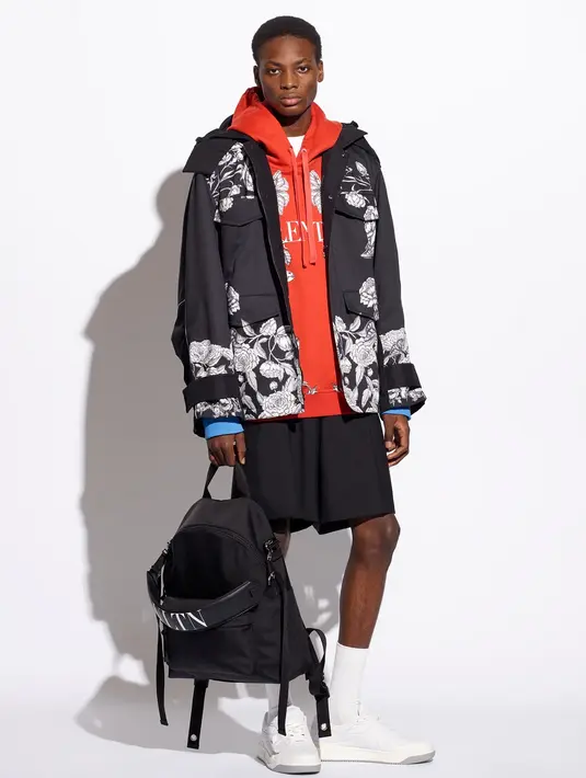 Mau tampil kasual namun tetap stylish? Padu padankan jaket, hoodie, dan pants seperti potret satu ini. (Foto: doc. Valentino).