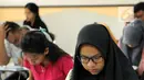 Peserta melihat soal SBMPTN 2018 di Kampus Universitas Islam Negeri (UIN) Syarif Hidayatullah, Tangerang Selatan, Selasa (8/5). Sementara 14 lainnya merupakan peserta SBMPTN berkebutuhan khusus. (Merdeka.com/Arie Basuki)