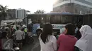 Sejumlah warga berdatangan ke lokasi bus TransJakarta yang terlibat kecelakaan dengan kereta api Senja Utama Solo di perlintasan kereta Mangga Dua, Jakarta, Kamis (19/5). Peristiwa tabrakan itu juga melibatkan mobil Avanza. (Liputan6.com/Faizal Fanani)