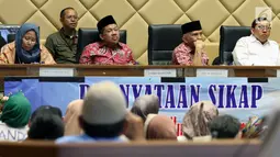 Wakil Ketua DPR Fahri Hamzah dan Fadli Zon bersama politisi PAN Amien Rais dan Mantan Komisioner KPU Chusnul Mariyah saat menjadi narasumber dalam pernyataan sikap "DPT Bermasalah: Pemilu 2019 Berpotensi Chaos!" di Komplek Parlemen Senayan, Jakarta, Selasa (9/4). (Liputan6.com/Johan Tallo)