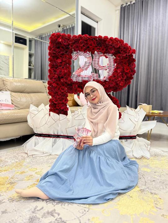 Ini dia potret Ria Ricis saat merayakan ultah secara sederhana. Buket uang membentuk angka 29 jadi cerminan kegembiraan Ricis kali ini. Bunga mawar merah juga ditata sedemikian rupa membentuk inisial “R”. (Liputan6.com/IG/@riaricis1795)