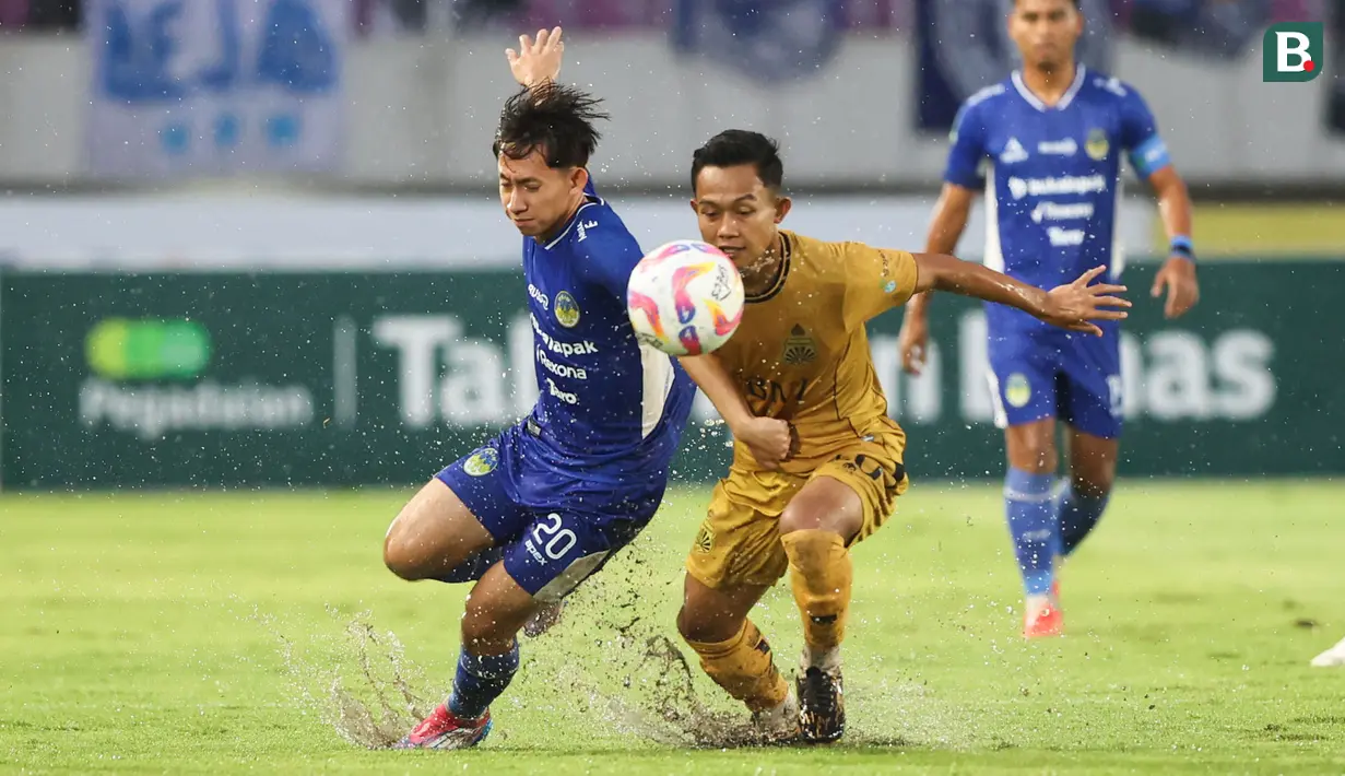 Pemain PSIM Yogyakarta, Arlyansyah Abdulmanan (kiri) berebut bola dengan pemain Bhayangkara FC, Sani Rizki pada laga final Pegadaian Liga 2 2024/2025 di Stadion Manahan, Solo, Jawa Tengah, Rabu (26/02/2025). (Bola.com/Abdul Aziz)