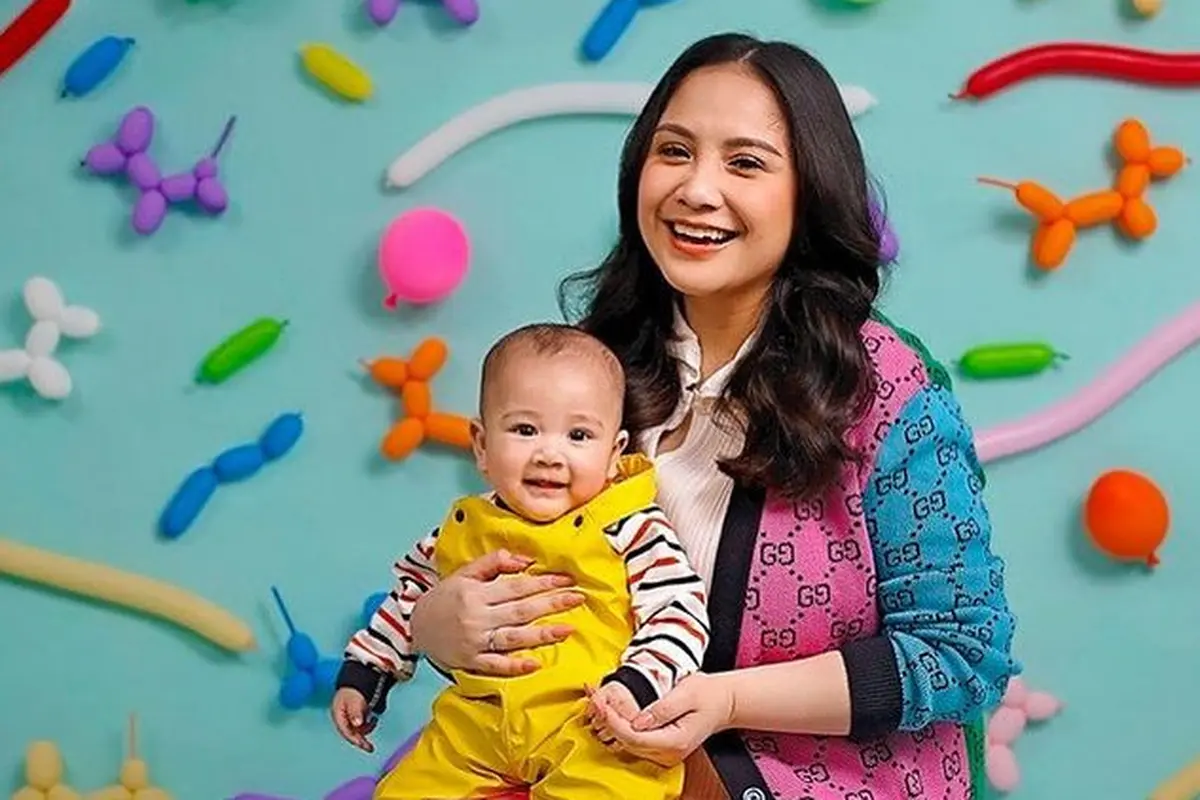 Nagita Slavina bersama Rayyanza. (Foto: Instagram/raffinagita1717)
