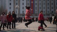 Sejumlah remaja bermain lompat tali saat merayakan hari libur Tahun Baru Imlek di alun-alun Kim Il Sung di Pyongyang, Korea Utara (16/2). (AFP Photo/Kim Won-Jin)