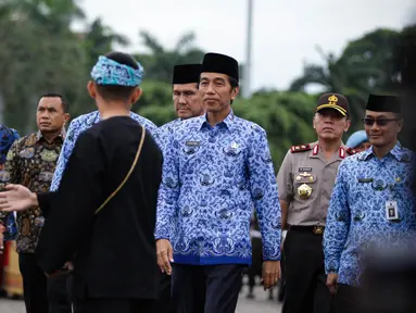 Presiden Joko Widodo (Jokowi) menghadiri upacara HUT ke-45 Korps Pegawai Republik Indonesia (Korpri) di Silang Monas, Jakarta, Selasa (29/11). Jokowi disambut oleh muda-mudi dari 34 provinsi. (Liputan6.com/Faizal Fanani)