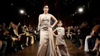 Keduanya terlahir tanpa tangan, namun mereka berdua tampil memukau saat berjalan di catwalk New York Fashion Week 2016. 