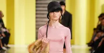 Melalui koleksi ini, Miuccia mengajak kita merenung dan berdiskusi tentang identitas perempuan yang bebas dari batasan konvensional. [Dok/Miu Miu].