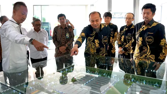 National Sales Senior General Manager Sharp Indonesia Andry Adi Utomo menunjukkan maket pabrik Sharp Indonesia kepada Menteri Perindustrian Agus Gumiwang Kartasasmita. (Dok Sharp)