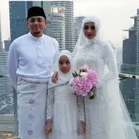 Video saat Engku Emran mengucapkan ijab kabul di unggah oleh penyanyi senior Melly Goeslaw. Pernikahan keduanya berlangsung khidmat dengan mas kawin 300 RM. (Instagram/officialhlive)