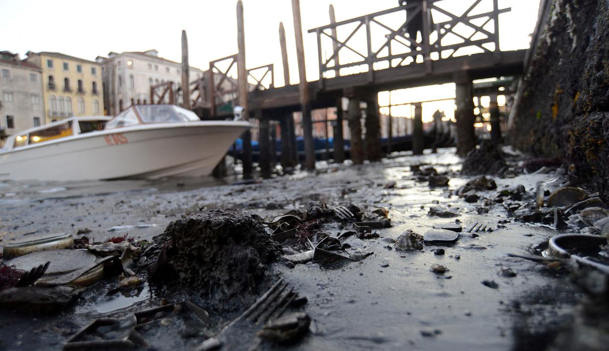 Kondisi surutnya Grand Canal di laguna Venesia, Italia (29/12). Surutnya kanal ini mengakibatkan Gondola sulit berjalan dan banyak bersandar di pinggir Grand Canal di laguna Venesia, Italia. (REUTERS/Manuel Silvestri)