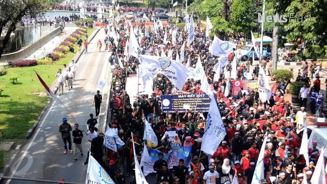 Buruh yang berunjuk rasa MayDay di sekitar Jalan Medan Merdeka Barat kesal karena tak bisa mendekati Istana Kepresidenan. Padahal mereka mengaku sudah diizinkan berunjuk rasa di depan Istana.