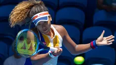 Petenis Jepang, Naomi Osaka mengembalikan bola tembakan Anastasia Pavlyuchenkova dari Rusia saat bertanding pada hari ke enam turnamen tenis Hopman Cup di Perth (4/1). Naomi tumbang 6-3 6-3 atas Anastasia Pavlyuchenkova. (AFP Photo/Tony Ashby)