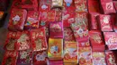 Angpao bertema Imlek dijual di kawasan Glodok, Jakarta, Kamis (31/1). Pernak-pernik Imlek bershio babi tanah sudah mulai ramai dijual. (Liputan6.com/Herman Zakharia)