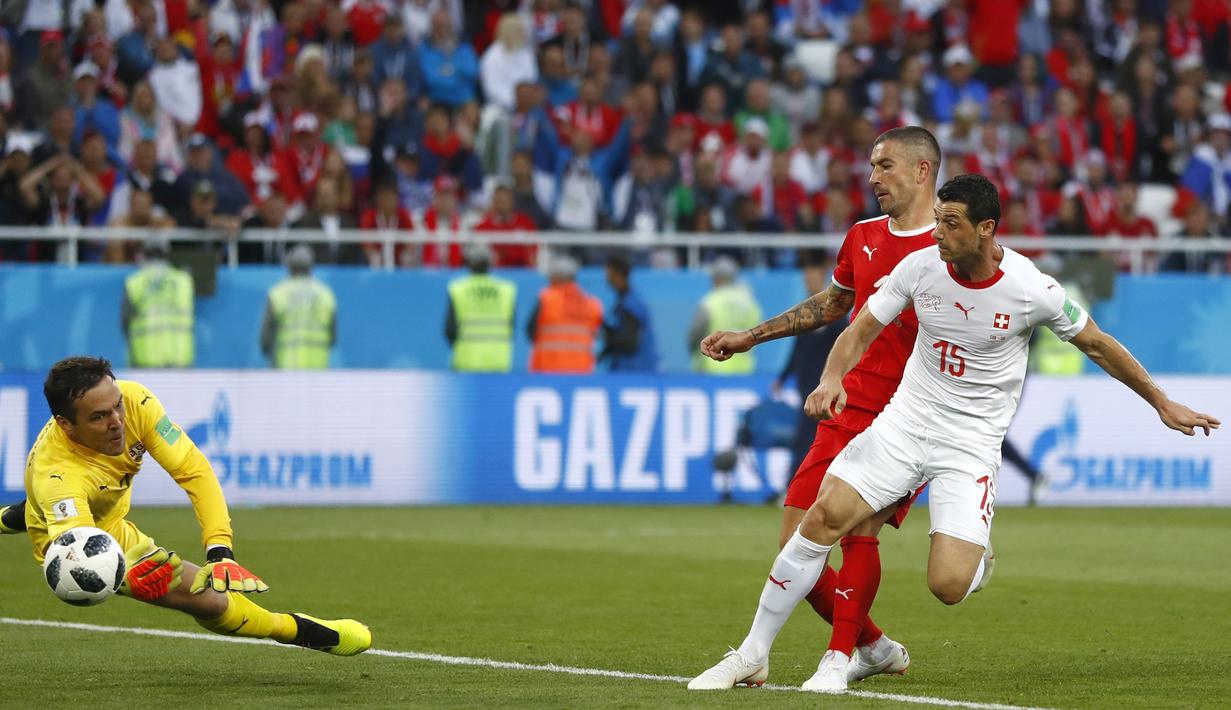 Gelandang Swiss, Blerim Dzemaili, berusaha membobol gawang Serbia pada laga grup E Piala Dunia di Stadion Kaliningrad, Kaliningrad, Jumat (22/6/2018). Swiss menang 2-1 atas Serbia. (AP/Matthias Schrader)