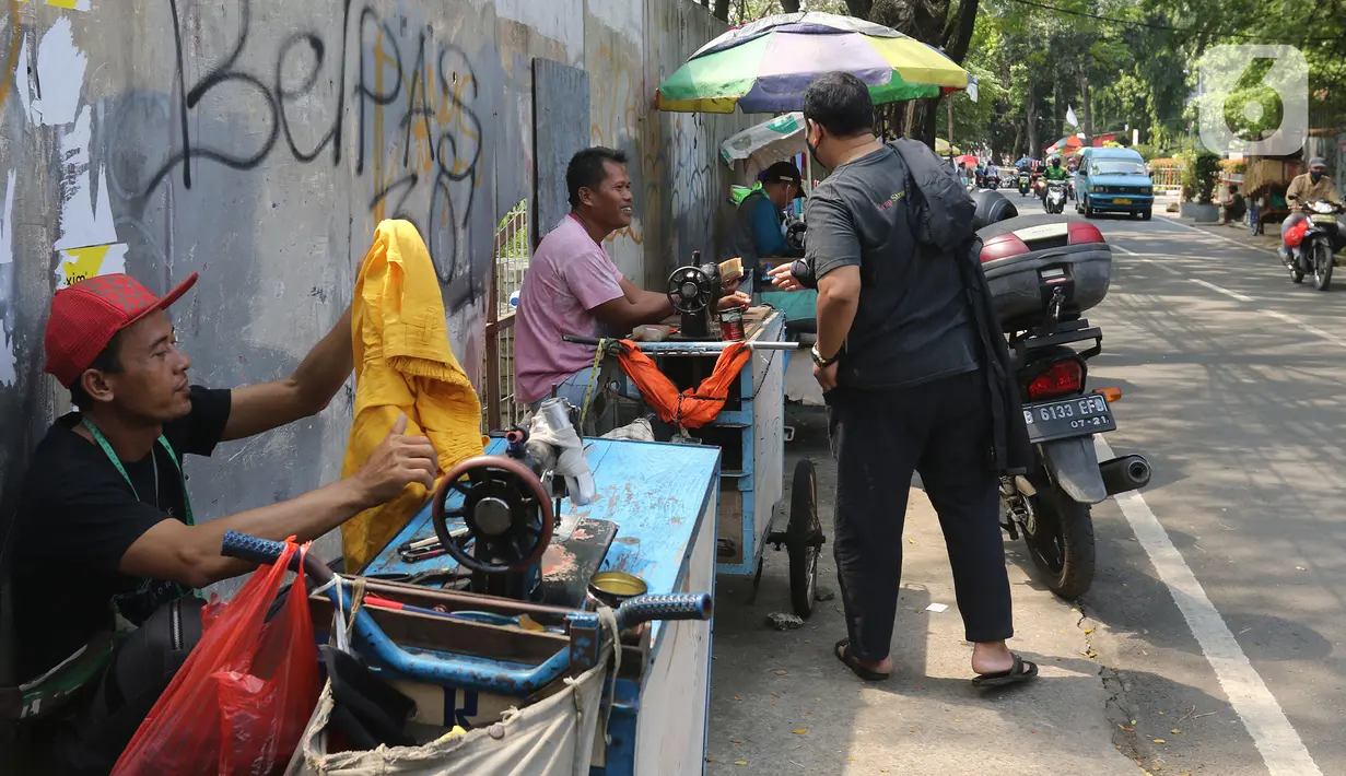 Penjahit menyelesaikan jahitan di kawasan Lenteng Agung, Jakarta, Sabtu (12/06/2021). Berdasarkan data Kemenko Perekonomian per 8 Juni 2021, presentase realisasi anggaran program Pemulihan Ekonomi Nasional (PEN) 2021 masih cukup rendah. (Liputan6.com/Herman Zakharia)