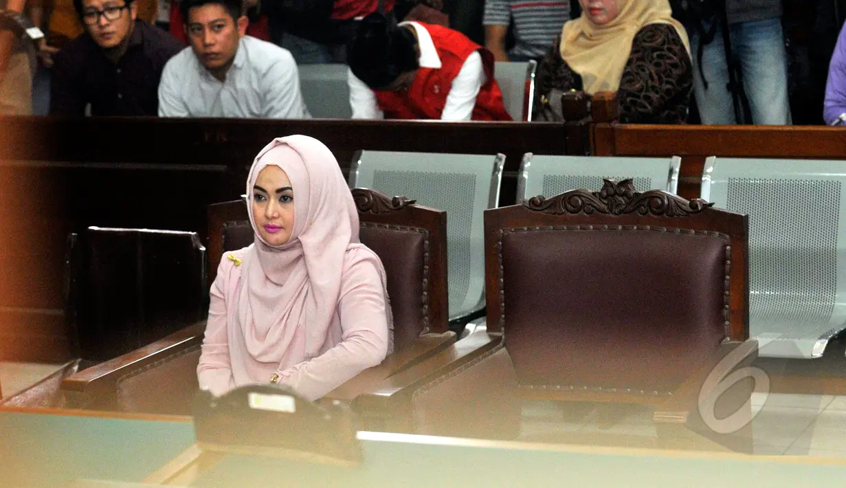 Eddies Adelia saat menjalani persidangan di Pengadilan Negeri Jakarta Selatan, Rabu (28/4/2015). Majelis Hakim PN Jaksel menjatuhkan vonis kepada terdakwa kasus pencucian uang, Eddies Adelia dengan hukuman tiga bulan penjara. (Liputan6.com/Panji Diksana)