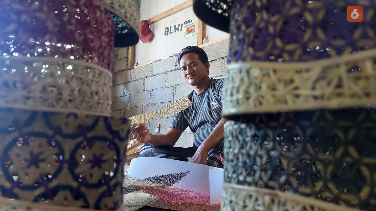 Samlawi Hadisuparnato sedang mengerjakan pesanan songkok bambu pelangganya (Hermawan Arifianto/Liputan6.com)