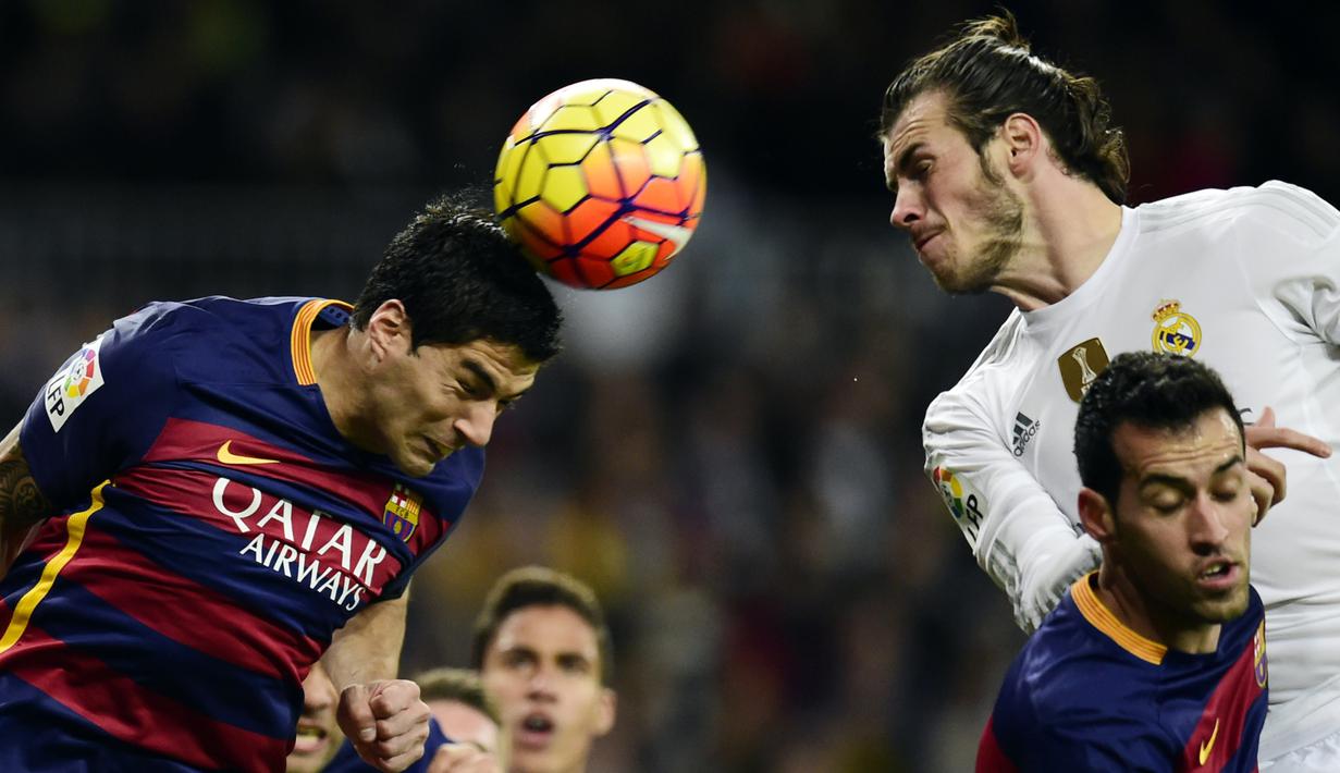 Luis Suarez dan Gareth Bale berduel di udara pada laga "el Clasico" di La Liga Spanyol yang dimenangkan Barcelona 4-0 di Stadion Santiago Bernabeu, Madrid, (21/11/2015).  (AFP Photo/Javier Soriano)