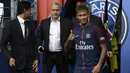 Neymar. Sayap kiri asal Brasil berusia 30 tahun ini masih memegang predikat pemain termahal di muka bumi saat didatangkan PSG dari Barcelona pada awal musim 2017/2018 dengan nilai transfer mencapai 222 juta euro atau setara Rp3,5 triliun. Sementara Barcelona mendatangkannya dari Santos pada awal musim 2013/2014 dengan nilai transfer 88 juta euo. (AFP/Philippe Lopez)