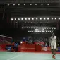 Tunggal putera Indonesia, Ihsan Maulana Mustofa, tertunduk lesu usai ditaklukkan wakil Denmark, Rasmus Gemke, pada laga Indonesia Masters 2018 di Istora Senayan, Rabu (24/1/2018). Ihsan takluk 21-17, 21-23, 16-21. (Bola.com/M Iqbal Ichsan)