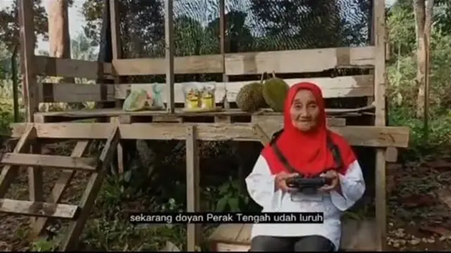 Nenek Ini Pantau Kebun Durian Pakai Drone, Aksinya Viral