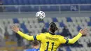 Pemain Swedia Zlatan Ibrahimovic memperebutkan bola dengan pemain Kosovo pada pertandingan Grup B kualifikasi Piala Dunia 2022 di Stadion Fadil Vokrri, Pristina, Kosovo, Minggu (28/3/2021). Swedia menang 3-0. (AP Photo/Visar Kryeziu)