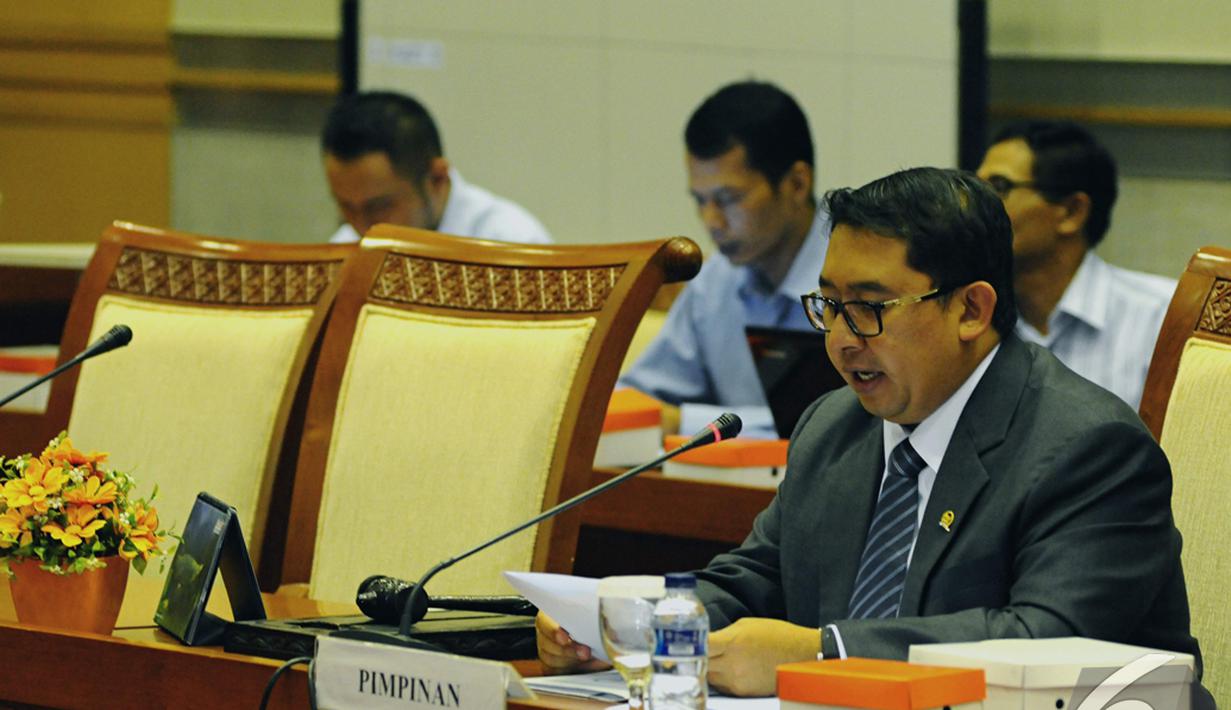 Wakil Ketua DPR Fadli Zon saat memimpin rapat pemilihan ketua Komisi I, Jakarta, Rabu (29/10/2014) (Liputan6.com/Andrian M Tunay)