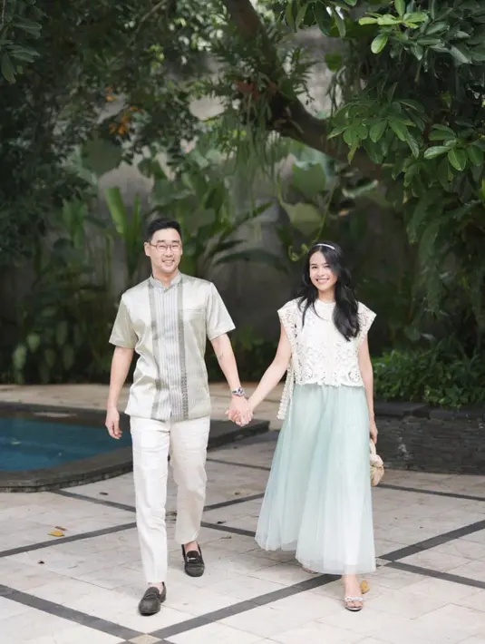 Lace blouse warna ivory sempurna dipadukan dengan rok tutu warna sky blue. [@maudyayunda]