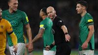 Wasit Anthony Taylor didepak ke Championship akibat keputusan kelirunya menghukum tendangan penalti kepada Wolverhampton Wanderers saat menghadapi Newcastle United pada laga pekan ke-10 Premier League 2023/2024 (28/10/2023). (AFP/Adrian Dennis)