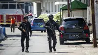 Aparat kepolisian bersenjata lengkap berjaga setelah serangan bom bunuh diri di Polrestabes Surabaya, Jawa Timur, Senin (14/5). Polisi mendata ada 10 korban luka dalam tragedi bom bunuh diri di Markas Polrestabes Surabaya. (AFP/JUNI KRISWANTO)