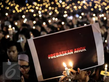 Ribuan pendukung Basuki Tjahaja Purnama atau Ahok menggelar acara Malam Solidaritas atas Matinya Keadilan di Tugu Proklamasi, Jakarta (10/05). Mereka menyanyikan lagu-lagu nasional dengan menyalakan lilin. (Liputan6.com/Faizal Fanani)