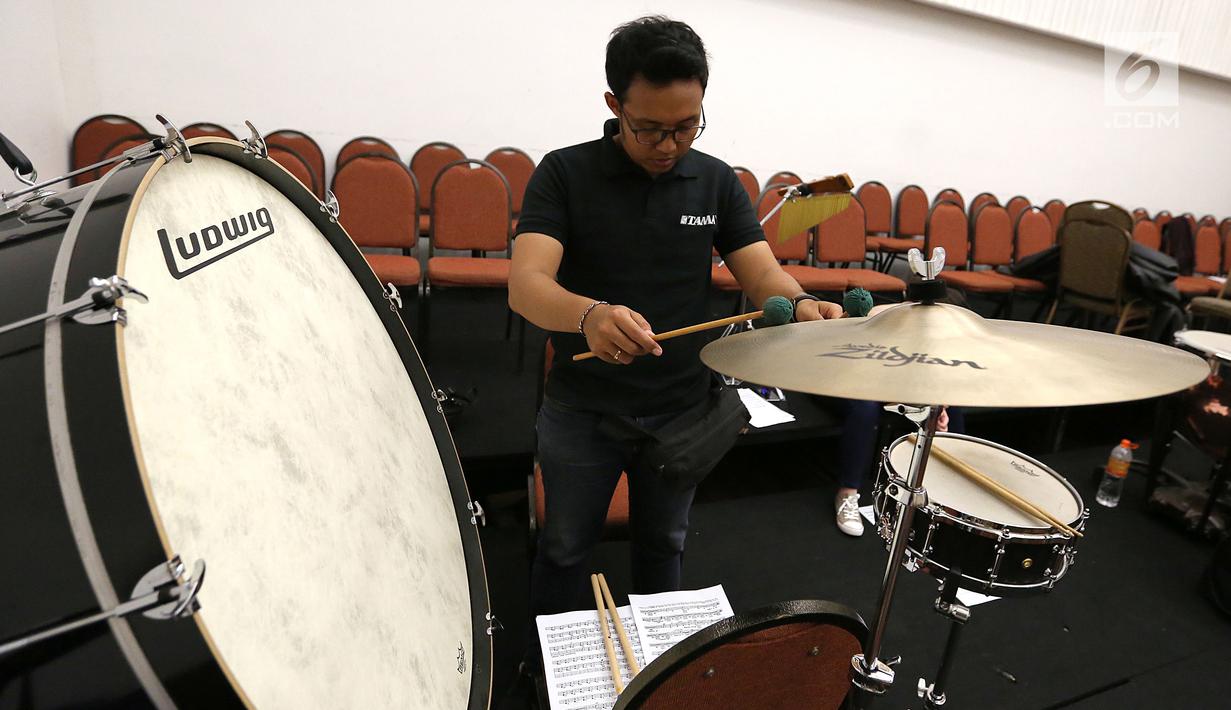 Seorang drummer berlatih jelang konser Sabda Semesta di Jakarta, Senin (25/9). Konser Sabda Semesta didukung Bakti Budaya Djarum Foundation, Jakarta Concert Orchestra, dan para komponis muda dunia. (Liputan6.com/Fery Pradolo)