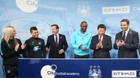 Kedua petinggi negara tersebut disambut oleh Chairman klub, Khaldoon Al Mubarak, saat mengunjungi Akademi Manchester City (CFA).