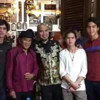 Ahmad Dhani unggah foto bersama Rhoma Irama dan ketiga putranya (Instagram/@ahmaddhaniprast)