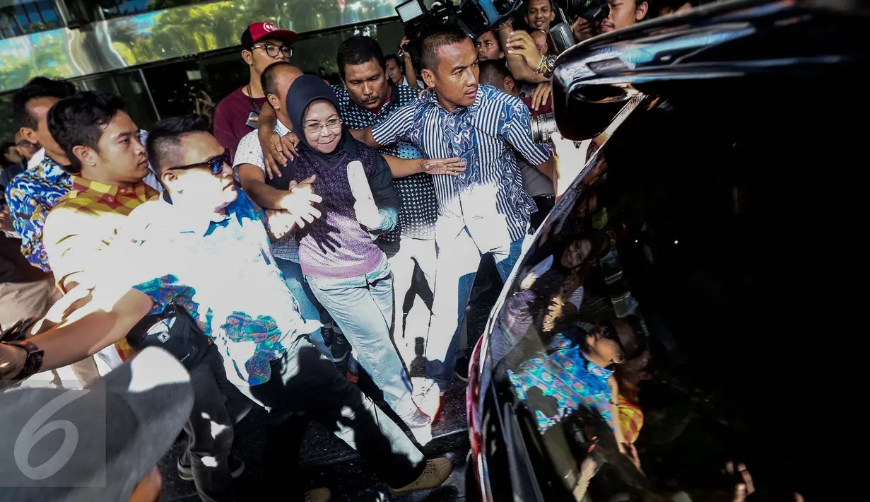 Sylviana Murni meninggalkan Gedung Ombudsman RI, Jakarta, usai menjalani pemeriksaan Bareskrim Polri, Jumat (20/1). Sylviana diperiksa sebagai saksi kasus dugaan korupsi dana bantuan sosial bagi Kwarda Pramuka DKI Jakarta. (Liputan6.com/Faizal Fanani)