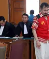 Sidang terdakwa Gatot Brajamusti terkait kepemilikan senjata api ilegal dan satwa liar kembali digelar di Pengadilan Negeri Jakarta Selatan, Selasa (27/3/2018). Suasana berbeda dalam sidang beragenda pembacaan tuntan. (Nurwahyunan/Bintang.com)