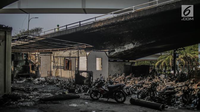 Sejumlah motor hangus terbakar oleh massa di fly over simpang Tomang, Jakarta, Kamis (26/9/2019). Aksi anarkistis ini membuat ruas Jalan S. Parman menuju Slipi ditutup. (Liputan6.com/Faizal Fanani)