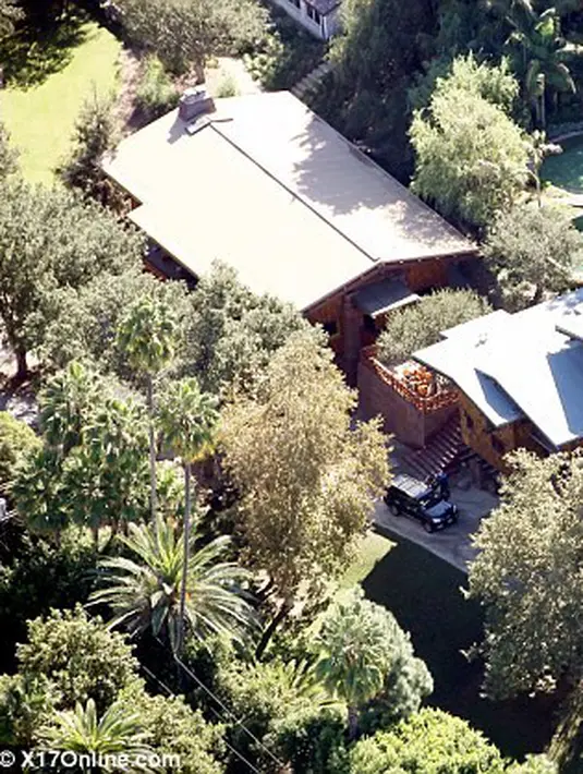 Aset selanjutnya adalah Loz Feliz House. Terletak di California, rumah mewah ini dibangun seluas 5.300 meter kaki pada tahun 1994 dengan taksiran harga Rp. 22,3 miliar. Bangunan ini memiliki 5 kamar tidur dan beberapa ruang privasi. (doc.dailymail)