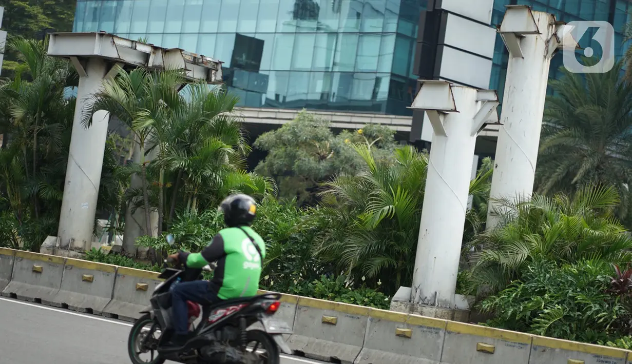 Tiang pancang bekas JPO Tosari menjulang di Jalan Jenderal Sudirman, Jakarta, Selasa (29/9/2020). JPO yang telah dibongkar dan berganti pelican crossing kondisinya dibiarkan terbengkalai, meskipun keberadaannya tidak berfungsi lagi serta mengganggu estetika kota. (Liputan6.com/Immanuel Antonius)