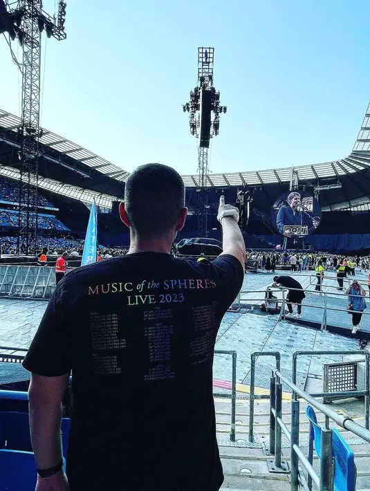 Pria tiga orang anak itu tampak mengenakan kaos hitam bertuliskan Clodplay di depan. Tampak jelang konser beberapa orang melakukan berbagai persiapan. [Instagram/ferdyhasan]